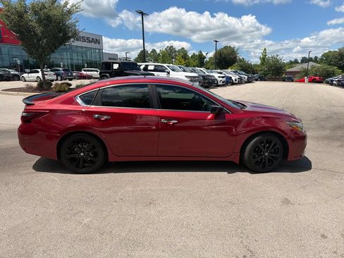 Used 2017 Nissan Altima 2.5 SR w/ Midnight Edition Package FWD image 3