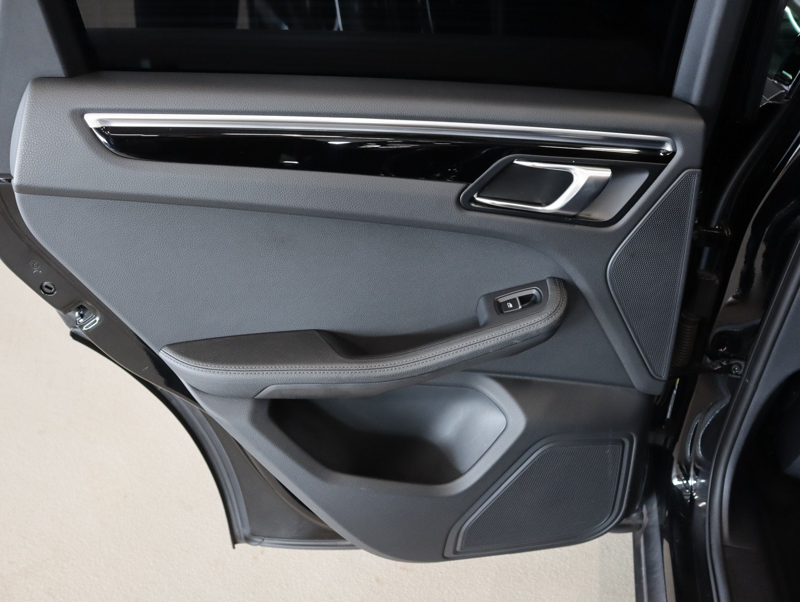 Certified 2023 Porsche Macan AWD/4WD image 25