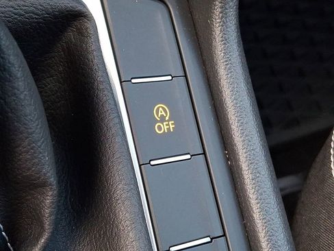 Used 2022 Volkswagen Taos SE w/ Panoramic Sunroof Package FWD image 22