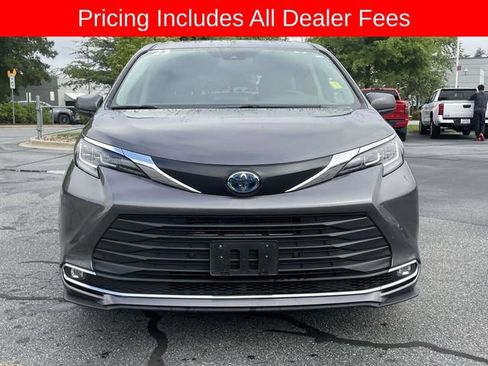Used 2023 Toyota Sienna XLE FWD image 9