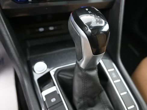 Used 2022 Volkswagen Tiguan SE image 36