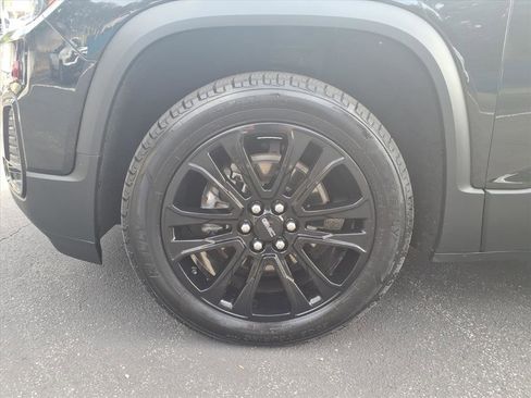 Used 2023 GMC Acadia SLT w/ Elevation Edition image 9