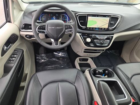 Certified 2024 Chrysler Pacifica Limited FWD image 21