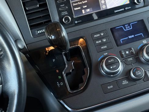 Used 2019 Toyota Sienna XLE w/ XLE Navigation Package FWD image 40