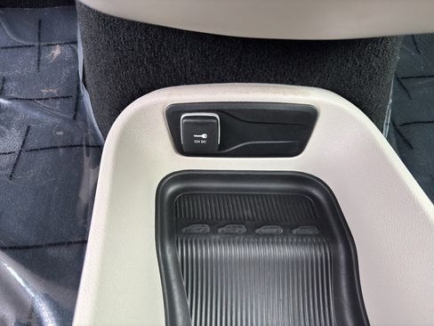 Used 2024 Chrysler Pacifica Touring-L image 28