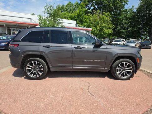 Used 2022 Jeep Grand Cherokee Overland w/ Luxury Tech Group IV AWD/4WD image 6