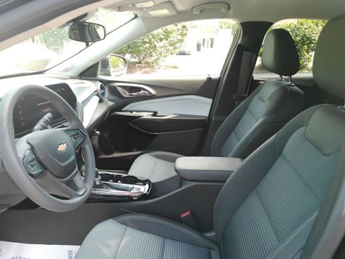 Used 2025 Chevrolet Trax LT FWD image 10