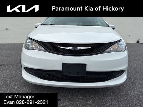 Used 2023 Chrysler Voyager LX image 2