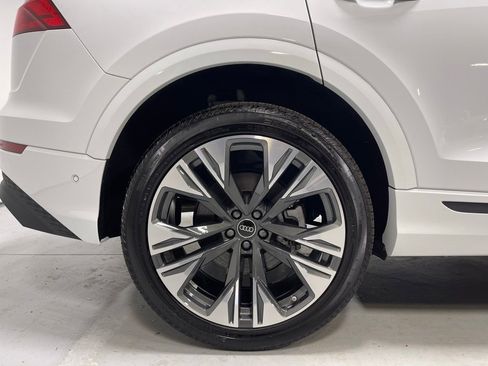 Used 2025 Audi Q8 Premium image 15