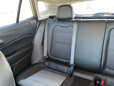 Used 2025 Chevrolet Trax LT FWD image 38