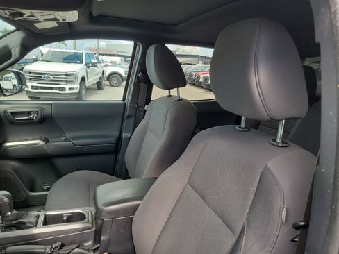 Used 2017 Toyota Tacoma TRD Off-Road image 9