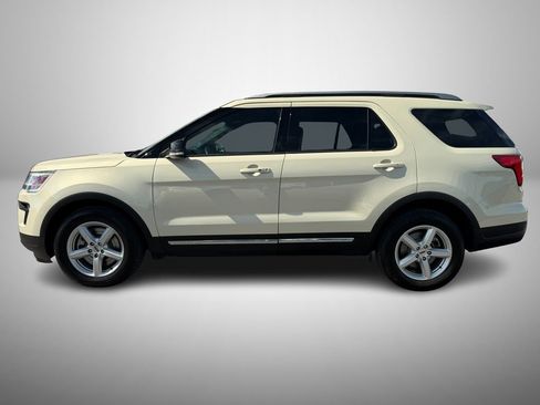 Used 2018 Ford Explorer XLT w/ Equipment Group 202A image 6