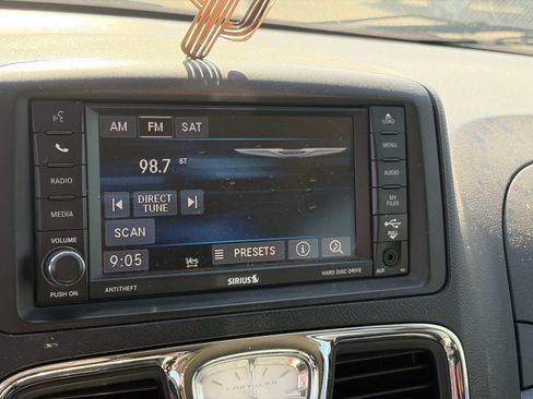 Used 2013 Chrysler Town & Country Touring FWD image 13