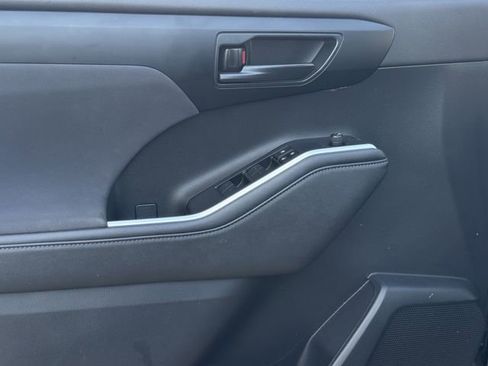 Used 2023 Toyota Highlander LE image 25