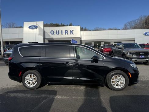 Used 2024 Chrysler Pacifica Touring-L FWD image 2