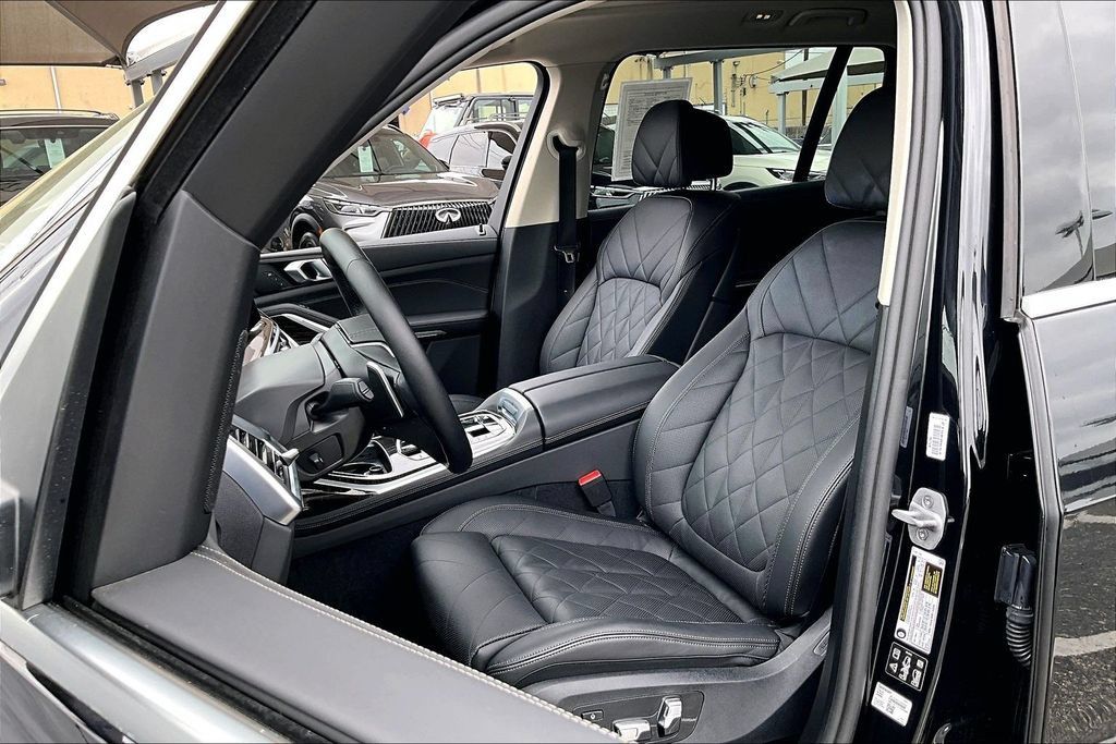 Used 2025 BMW X7 xDrive40i w/ Climate Comfort Package AWD/4WD image 35