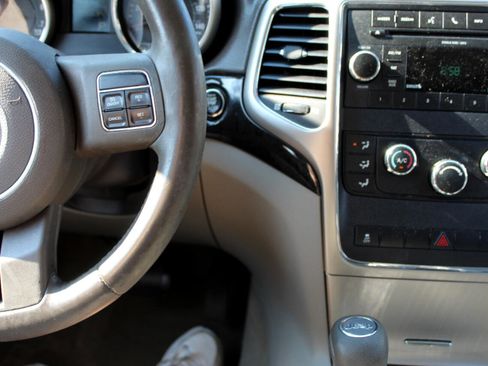 Used 2011 Jeep Grand Cherokee Laredo image 15