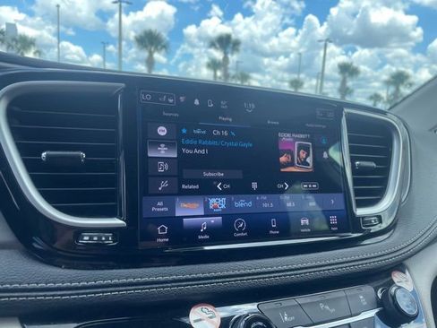 Used 2023 Chrysler Pacifica Touring-L FWD image 21