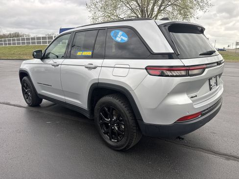 Used 2024 Jeep Grand Cherokee Altitude image 9