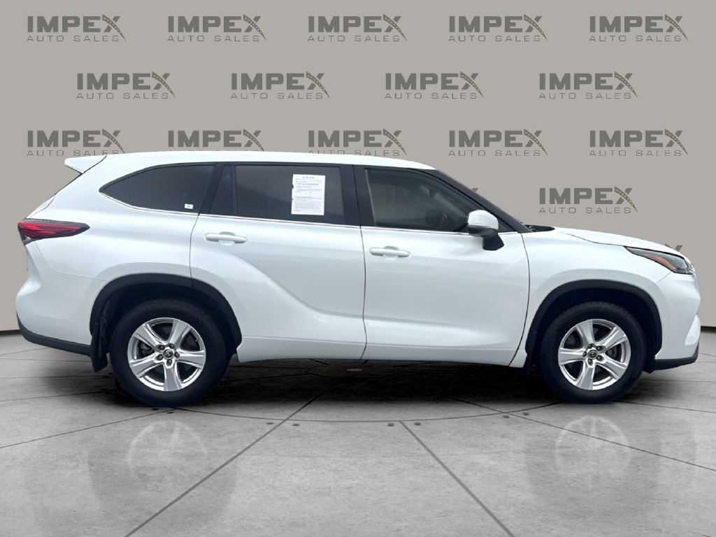 Used 2022 Toyota Highlander LE AWD/4WD image 6
