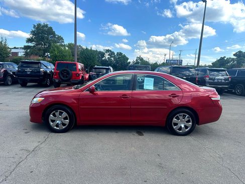 Used 2011 Toyota Camry LE image 6