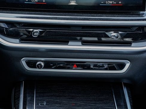 Used 2023 BMW X7 M60i image 15