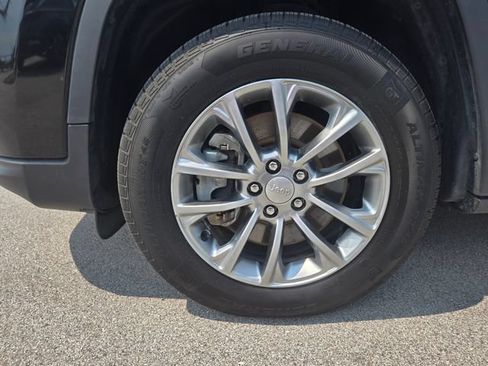 Used 2021 Jeep Cherokee Latitude Plus AWD/4WD image 10