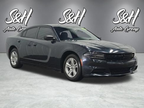 Used 2018 Dodge Charger SXT RWD image 2