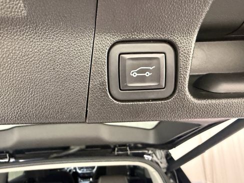 Used 2023 GMC Acadia SLE w/ Driver Convenience Package FWD image 18