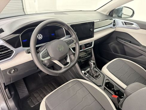 Used 2025 Volkswagen Taos SE w/ Panoramic Sunroof Package FWD image 4