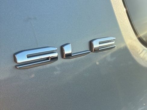 Used 2023 GMC Acadia SLE w/ Driver Convenience Package image 10