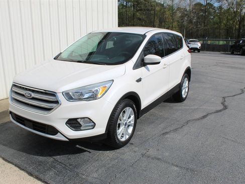 Used 2019 Ford Escape SE FWD image 1