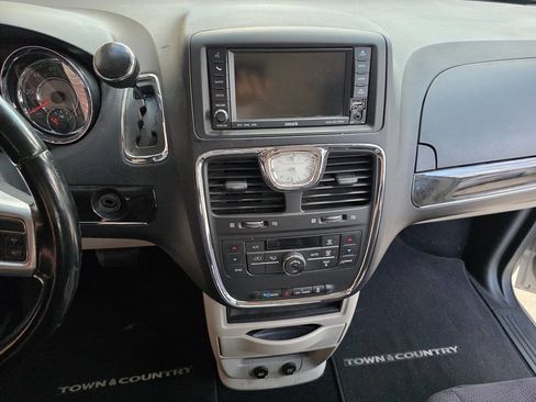 Used 2011 Chrysler Town & Country Touring image 15