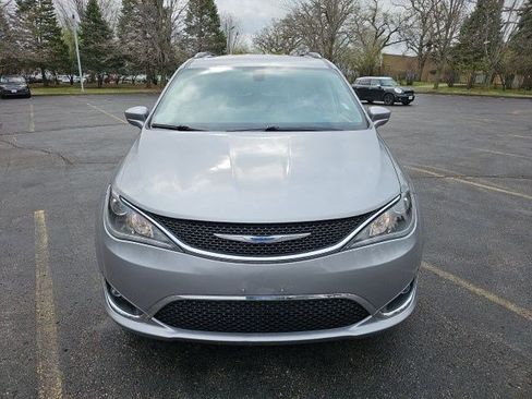 Used 2018 Chrysler Pacifica Touring-L w/ Premium Audio Group image 9