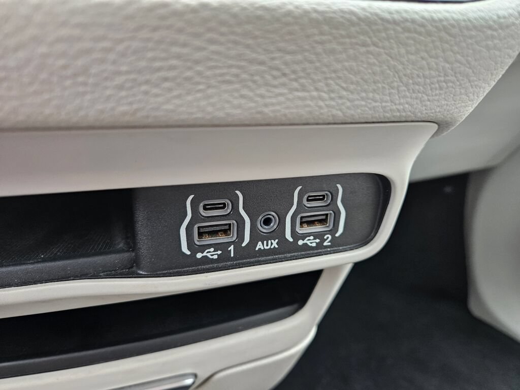 Used 2021 Chrysler Pacifica Touring-L FWD image 25