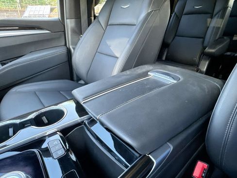 Used 2025 Cadillac Escalade ESV Luxury RWD image 24