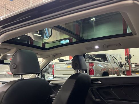 Used 2022 Volkswagen Tiguan SE image 36