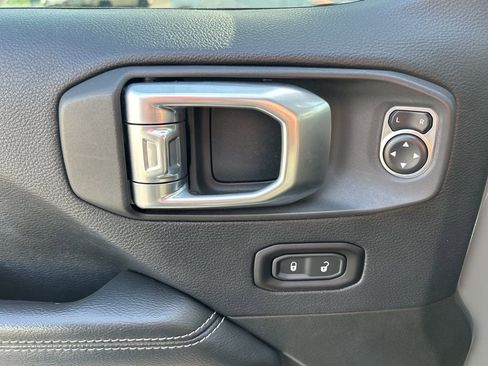 Used 2018 Jeep Wrangler Unlimited Sahara image 15