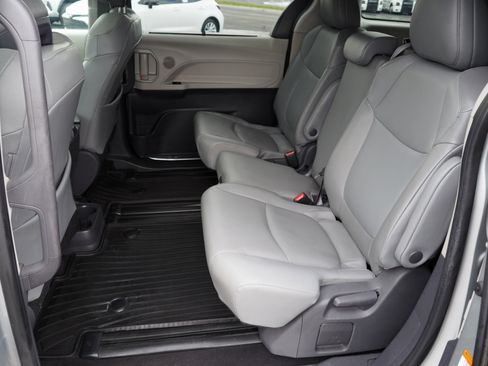 Used 2021 Toyota Sienna XLE image 13