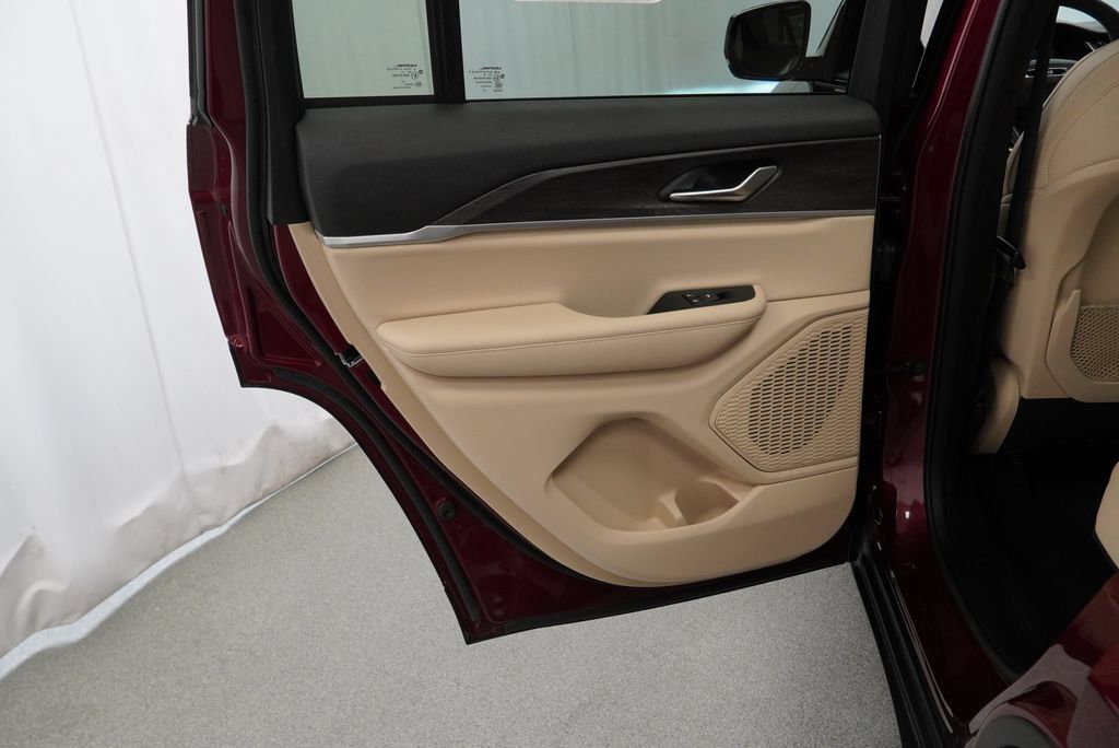 Certified 2025 Jeep Grand Cherokee Limited AWD/4WD image 41
