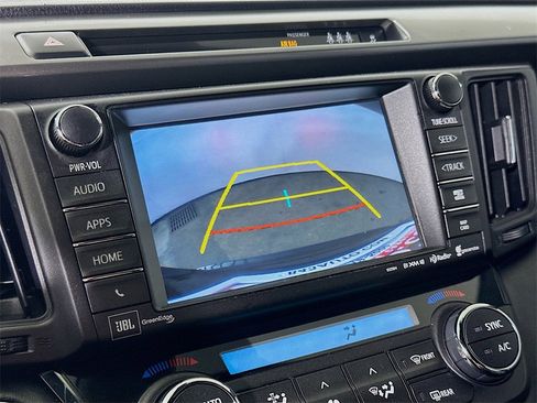 Used 2018 Toyota RAV4 SE image 10