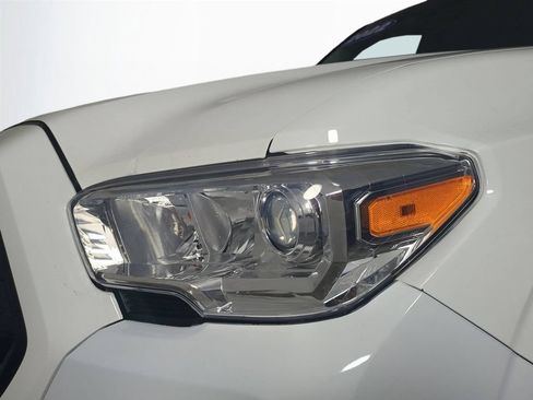 Used 2022 Toyota Tacoma SR AWD/4WD image 10