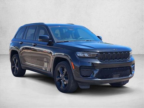 Used 2023 Jeep Grand Cherokee Altitude AWD/4WD image 3