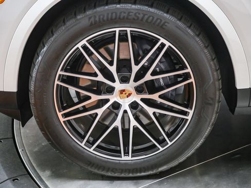 Certified 2025 Porsche Cayenne AWD/4WD image 13
