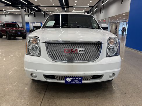 Used 2011 GMC Yukon XL Denali image 3