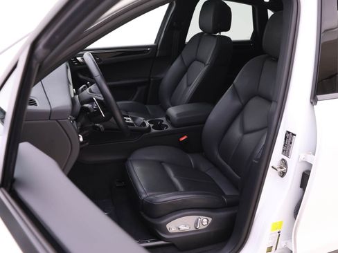 Certified 2024 Porsche Macan image 5