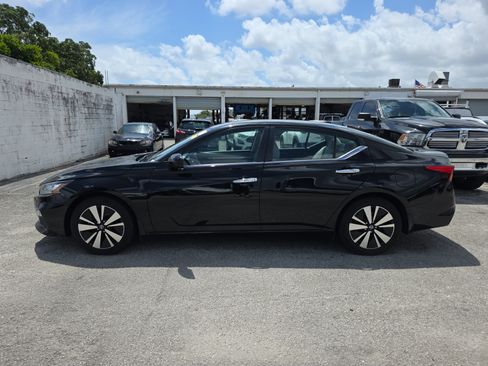 Used 2021 Nissan Altima 2.5 SV image 3