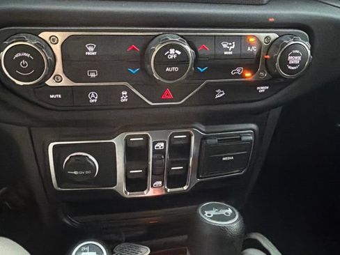 Used 2019 Jeep Wrangler Unlimited Sahara AWD/4WD image 17