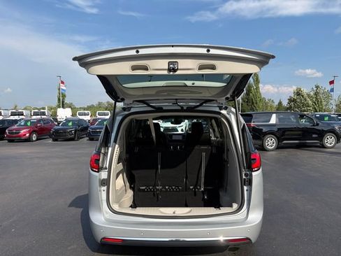 Used 2024 Chrysler Pacifica Touring-L FWD image 17