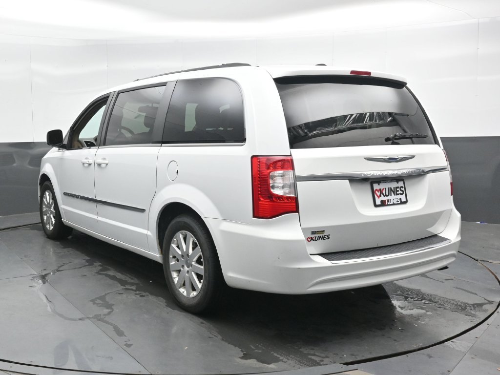 Used 2016 Chrysler Town & Country Touring FWD image 10
